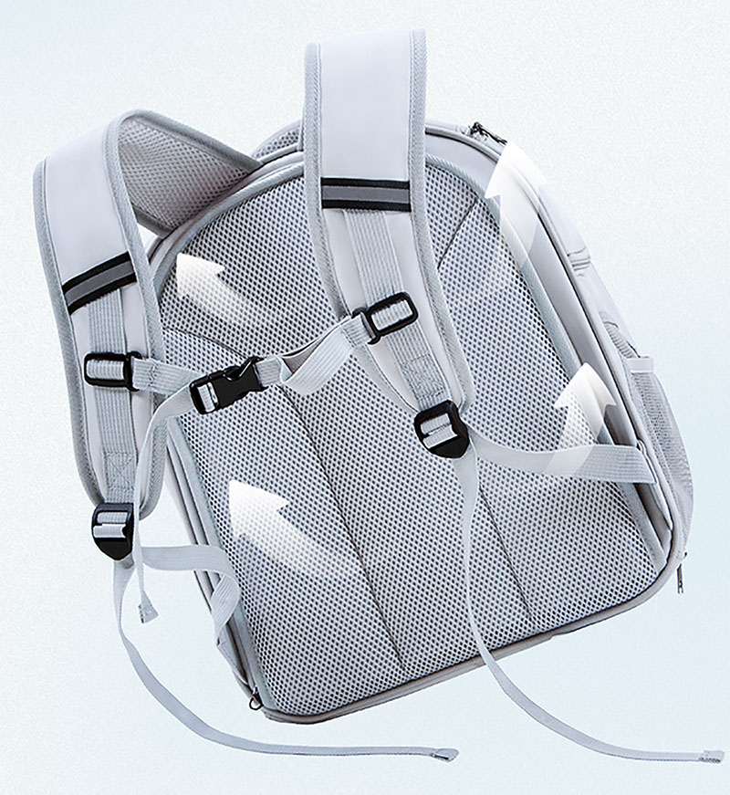 The mesh walls of the backpack provide the animal with good air exchange